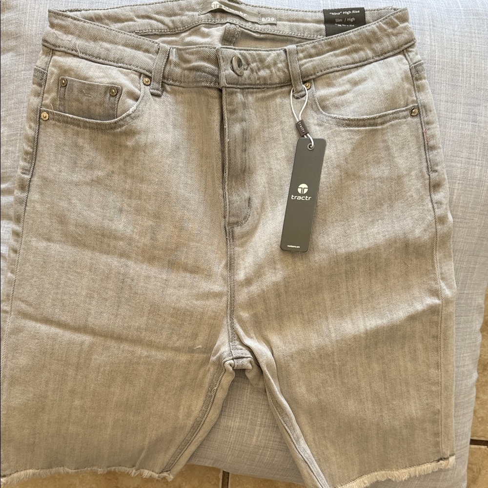 Tractr Women's Gray Cropped  shorts